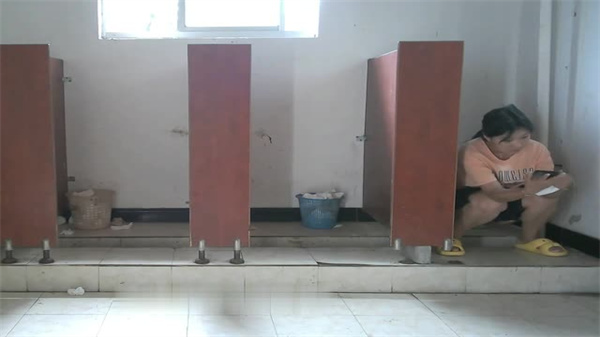 【佼佼者】厕所全景偷拍神作！一镜到底4位置6角度，无死角窥视刺激现场！